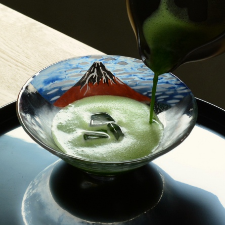 ガラス平茶碗赤富士 茶器＆茶道具 抹茶碗 - Sazen Tea