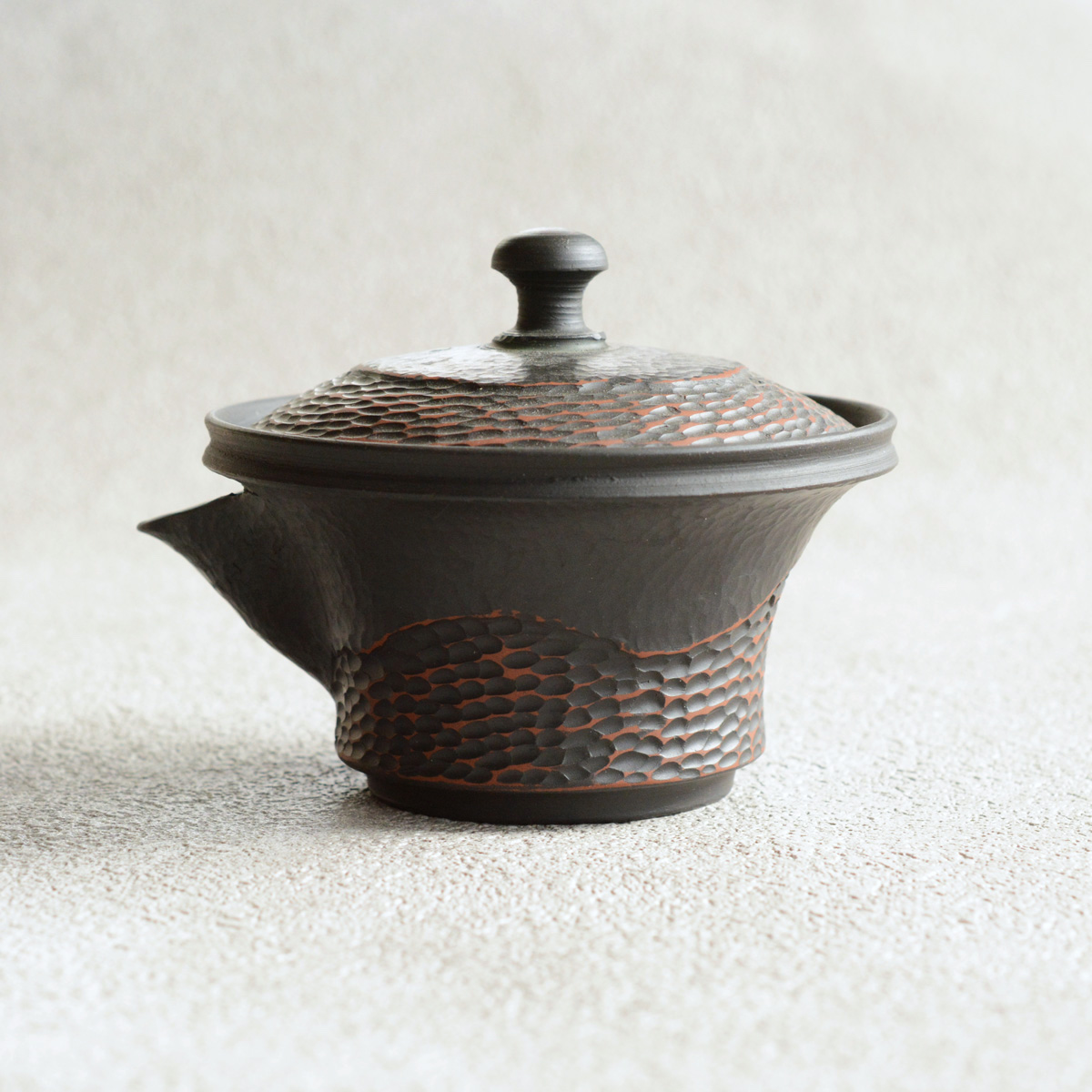 村田益規黒燻朱出カット宝瓶 急須 宝瓶 - Sazen Tea